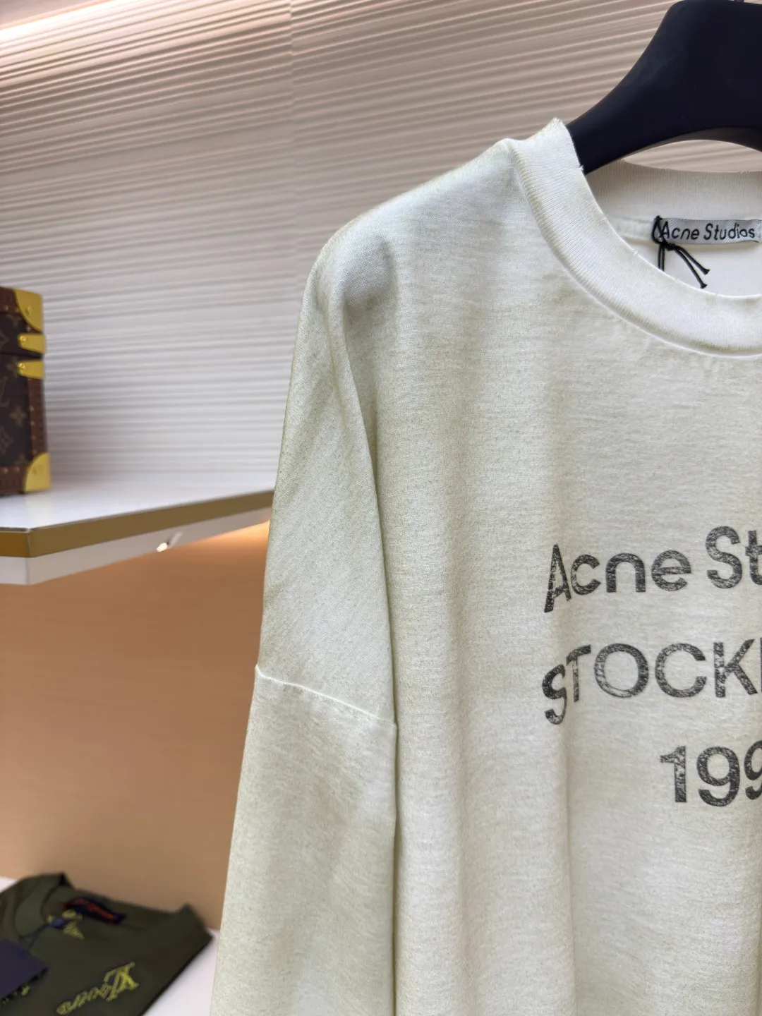 Acne Studios 1966 mud-dyed, washed and distressed long sleeves ●Authentic product: purchased and developed in 2049 ●Item number: 1680628-A15 ●Fabric: super soft cotton fabric ●Technology: washed and distressed ●Version: loose fit ●Weight: about 375 grams ●Size: S-M-L-XL ●Description: Made of ultra-soft pure cotton fabric, garment-dyed, washed and distressed, the chest part has a dirty feel, and the lower part shows a gradient effect. The neckline is slightly frayed to better fit the overall tone. The overall line is straight and delicate, the fabric is comfortable and soft, and the color is consistent without color difference. It can be matched with the same style to create a fashionable look and control various occasions. Customized accessories, complete with three standards, the same style for men and women!